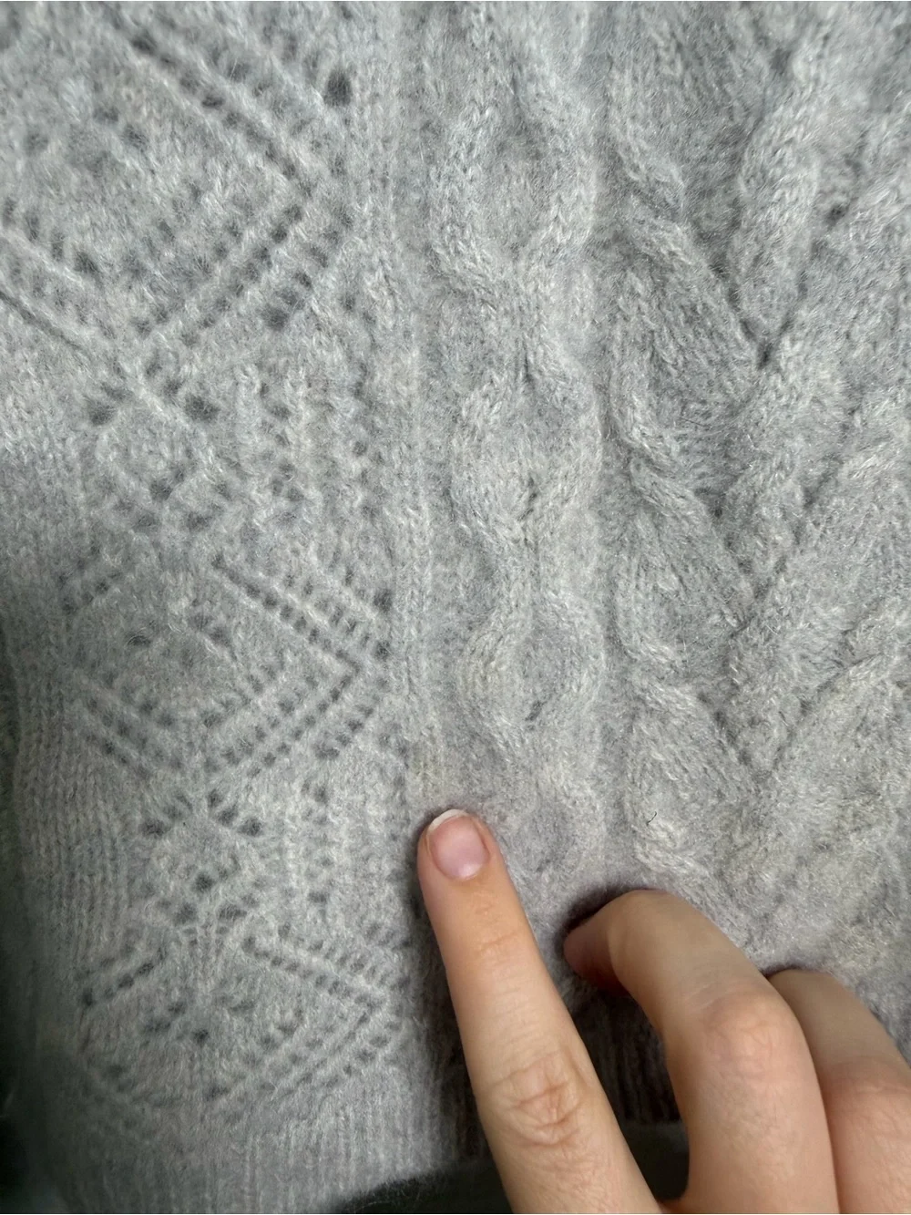 Bloomingdale's 2-Ply 100 % Cashmere Light Grey Cable-Knit V-Neck Sweater Size M
